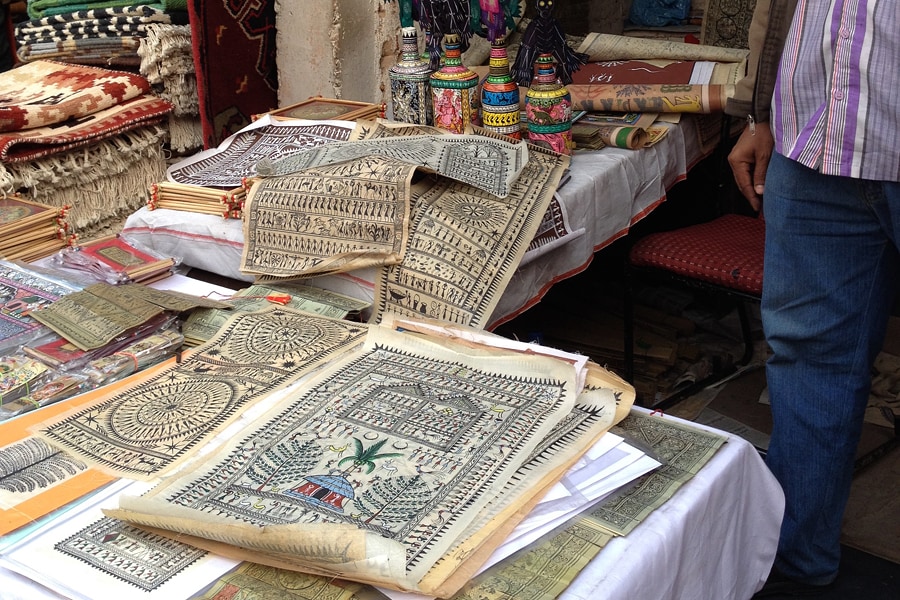 Warli-Zeichnungen auf einem indischen Markt mit Kunsthandwerk
