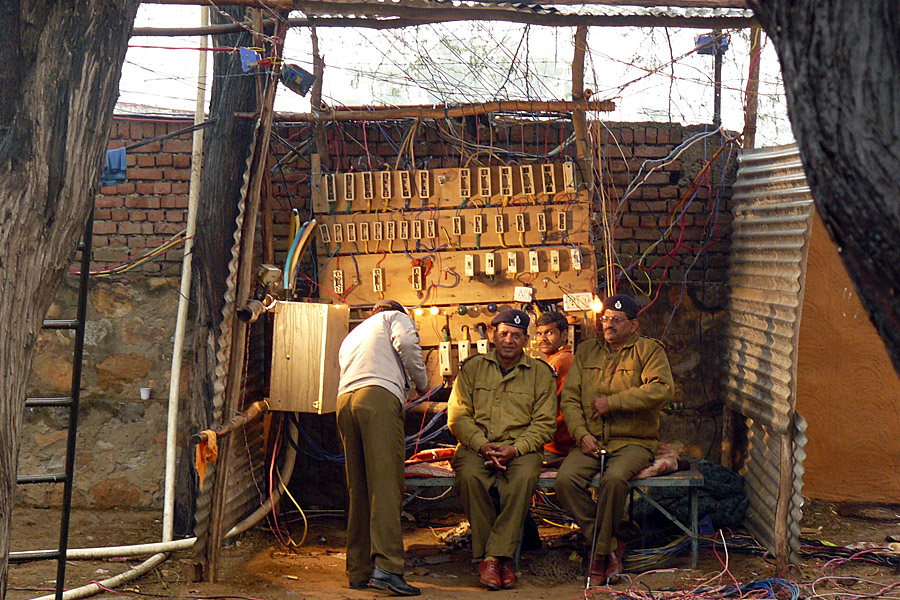 Elektrostation auf einem Kunsthandwerk-Markt in Indien