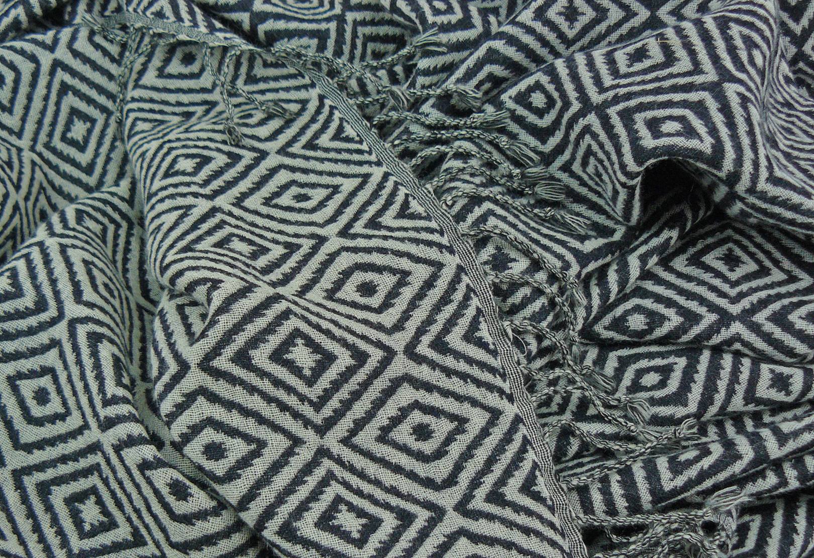 Maschinell gewebte indische Wolldecke mit Rauten in schwarz-weiß